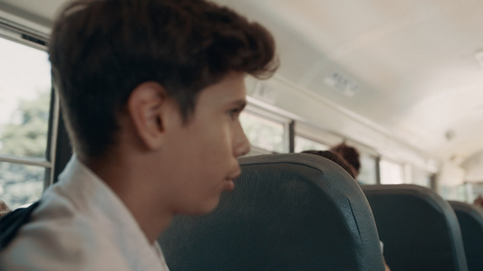 十几岁的男孩在校车上说话的乘客视频