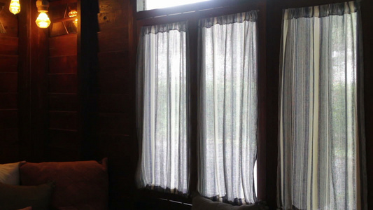 阳台的窗帘是透明的视频
