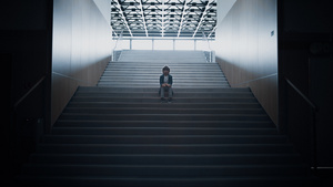压力大的小学生独自呆在楼梯上20秒视频