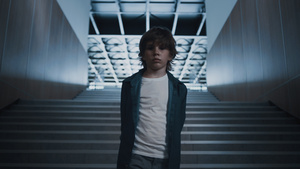 青少年男生独自走在学校走廊上27秒视频