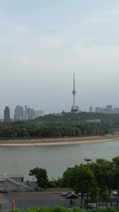 航拍城市江景长江科技数码5G信号接收器街景信号塔素材5g信号视频