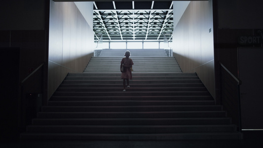 忧心忡忡的女学生独自走下空荡荡的楼梯视频