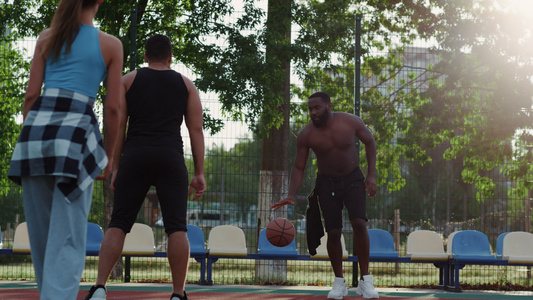 喜欢体育的朋友在操场上训练街头篮球视频