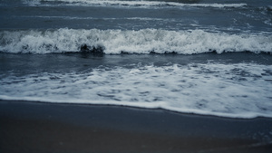 海浪泡沫飞溅海滩在海背景风景15秒视频