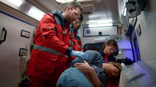 医疗队在救护车上提供紧急救护视频