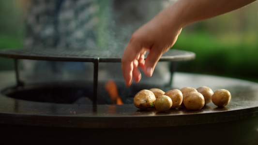 外面的烧烤炉烤新鲜马铃薯视频