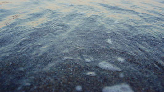 蓝色的海水波浪在慢动作中溅起沙滩视频