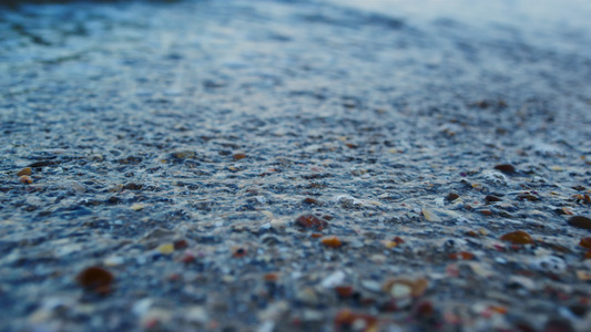 宏观蓝色海水在慢动作中飞溅贝壳沙滩视频