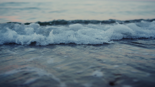 海浪在傍晚的海边日落黎明时分打破沙滩视频