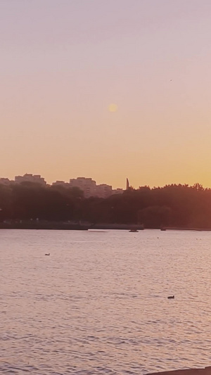黄昏夕阳下河堤漫步的人空镜头15秒视频
