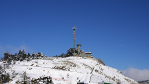 航拍湖北旅游冬天雪景神农顶瞭望塔4k素材54秒视频
