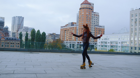 时尚的女人在街上踩着溜冰鞋跳舞视频