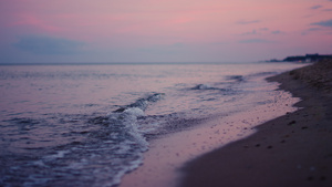 紫色的天空在寒冷的傍晚日落时反射在海水表面22秒视频