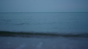 深蓝色日落天空的傍晚海景14秒视频