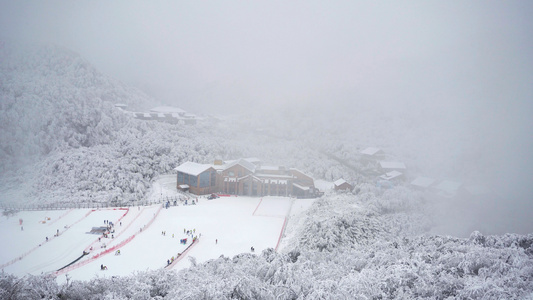 4K实拍云雾缭绕的滑雪场视频素材视频