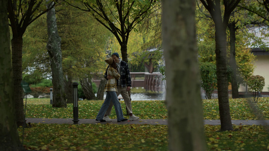 快乐的情侣在公园里走着视频