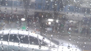 雨天的车动风景在镜子上下着雨滴17秒视频