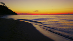 在橙色日落黎明的湖海岸线20秒视频