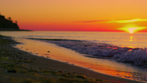 太阳升起在海平面反射在金黄日出早晨的水面25秒视频