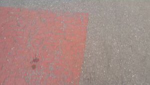 灰色和红色彩色公路上行走的四公里景象15秒视频