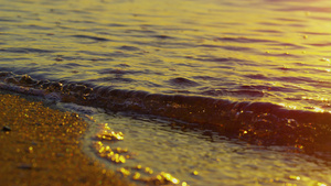 海浪拍打着金色的沙滩27秒视频