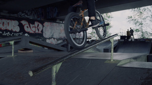 年轻的时髦人士在城市滑板公园骑越野自行车16秒视频
