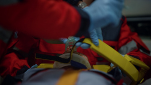 紧急护理医生在人身上有无伤口18秒视频
