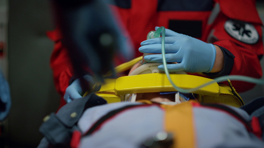 为救护车中受伤病人提供急救帮助的护理人员小组视频