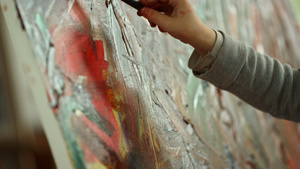 画家的手在艺术工作室画布上绘画21秒视频