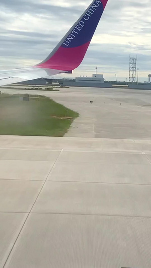 航拍飞机起飞飞过北京大兴机场天空空镜31秒视频