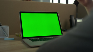 在办公室使用绿色屏幕笔记本电脑的商家26秒视频
