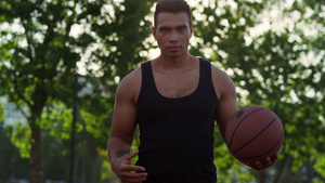 专注的混血运动员独自在操场上练习篮球18秒视频