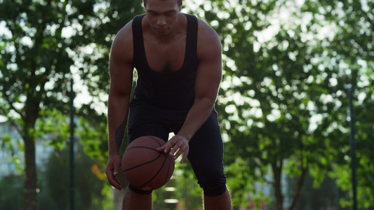 街头篮球运动员在运动场练习篮球视频