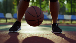 非洲运动员在户外练习街头篮球17秒视频