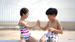 4k夏日泳池儿童拍手玩游戏21秒视频