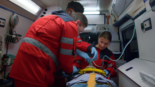 救护医生在救护车内拯救伤者生命视频