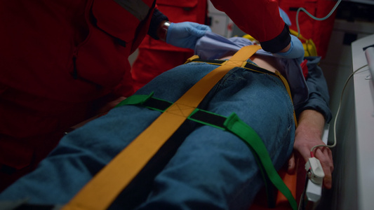 在紧急汽车中执行救程序的专业护理人员视频