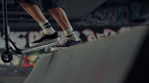 十几岁的朋友在城市环境中训练滑板车和滑板的技能11秒视频