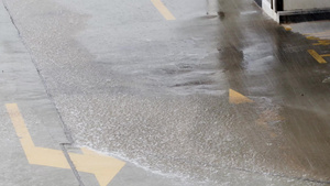 风暴和阵雨没有闪电大雨和强飓风大雨落在一个有大水坑11秒视频