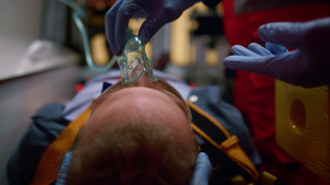医护人员给病人戴上氧气面具30秒视频