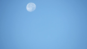弹坑在月圆表面的时空运动在明亮的天空和云中飞快地移动61秒视频