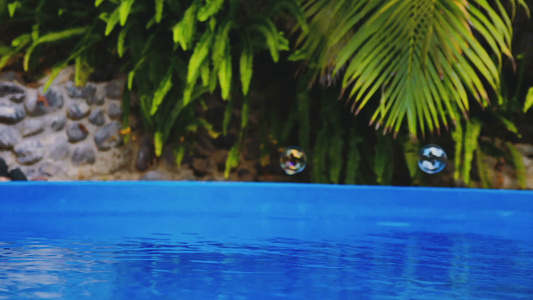 肥皂泡沫电影片在游泳池水上飞过视频