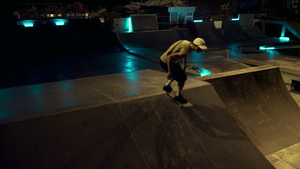 运动型运动员在夜间滑板公园的坡道上准备滑板比赛7秒视频
