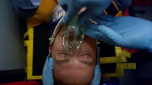 医务人员给病人戴上氧气面罩13秒视频