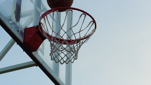 篮球成功地投进了体育操场篮球框中14秒视频