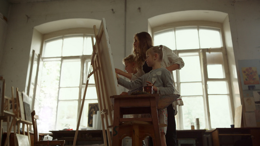 女画家在画室教孩子们画画视频