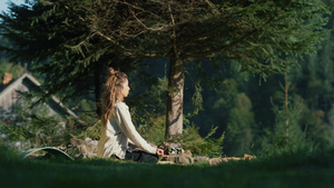美丽的女孩在森林里做瑜伽26秒视频