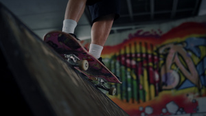 活跃的人在滑板公园练习滑板墙上涂鸦13秒视频