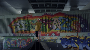 青少年在涂鸦墙背景上用手机拍自拍照片12秒视频