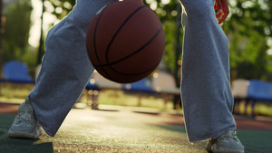 特写集中的体育女运动员独自在操场上打街头篮球23秒视频